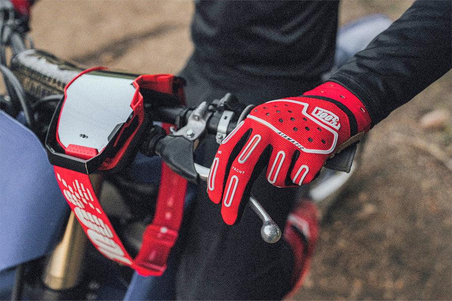 Gant motocross rouge sur le guidon